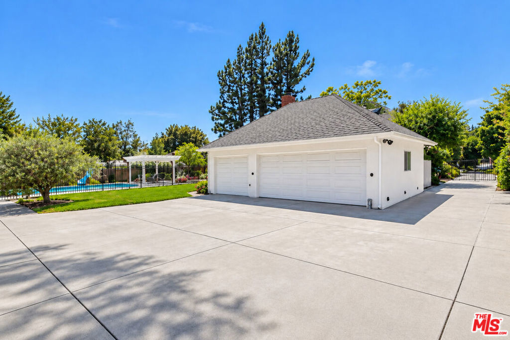 900 Gainsborough Drive Property Photo 4