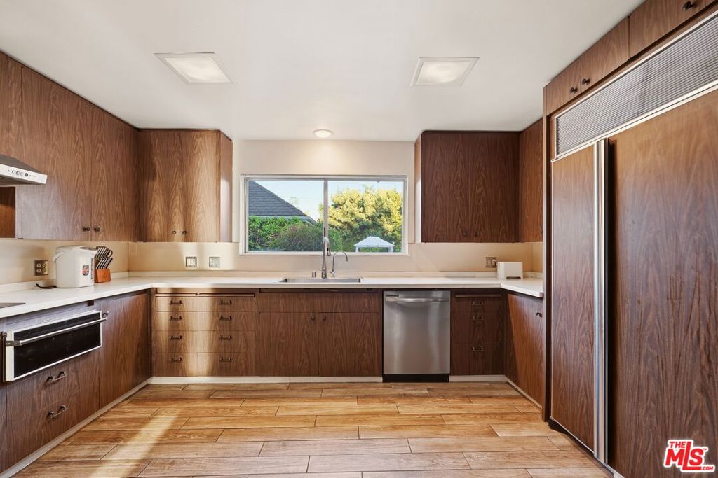 900 Gainsborough Drive Property Photo 8
