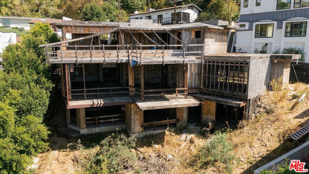 1688 Sunset Plaza Drive Property Photo 5