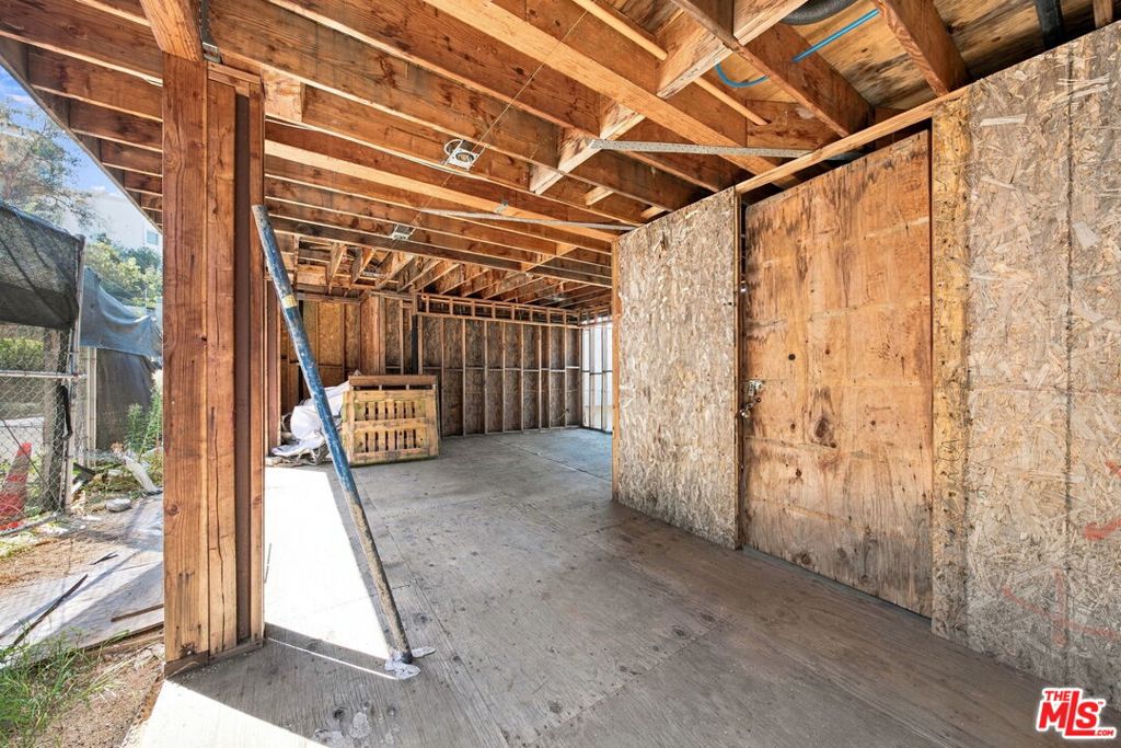 1688 Sunset Plaza Drive Property Photo 8