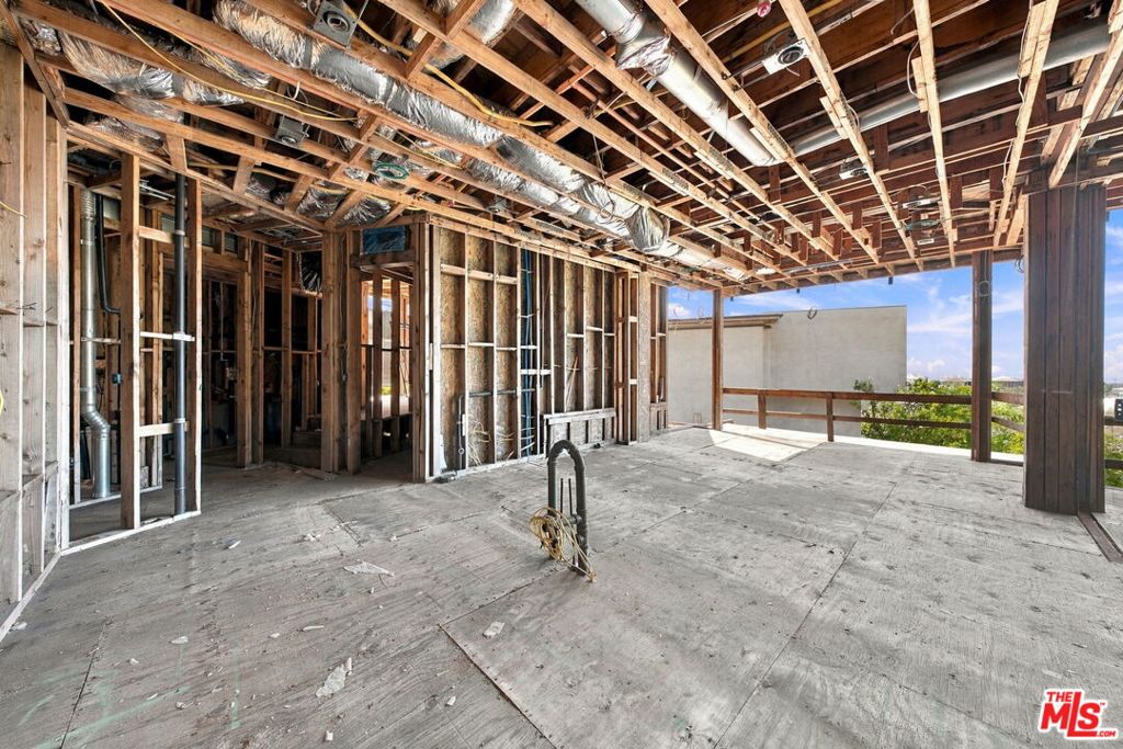 1688 Sunset Plaza Drive Property Photo 9