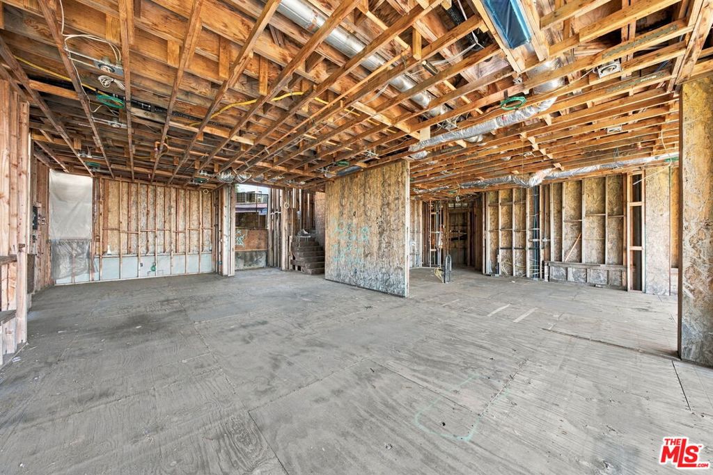1688 Sunset Plaza Drive Property Photo 12