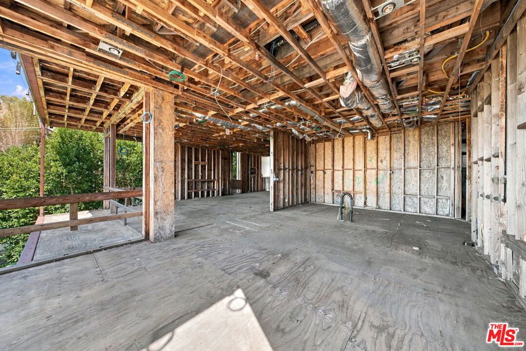 1688 Sunset Plaza Drive Property Photo 13
