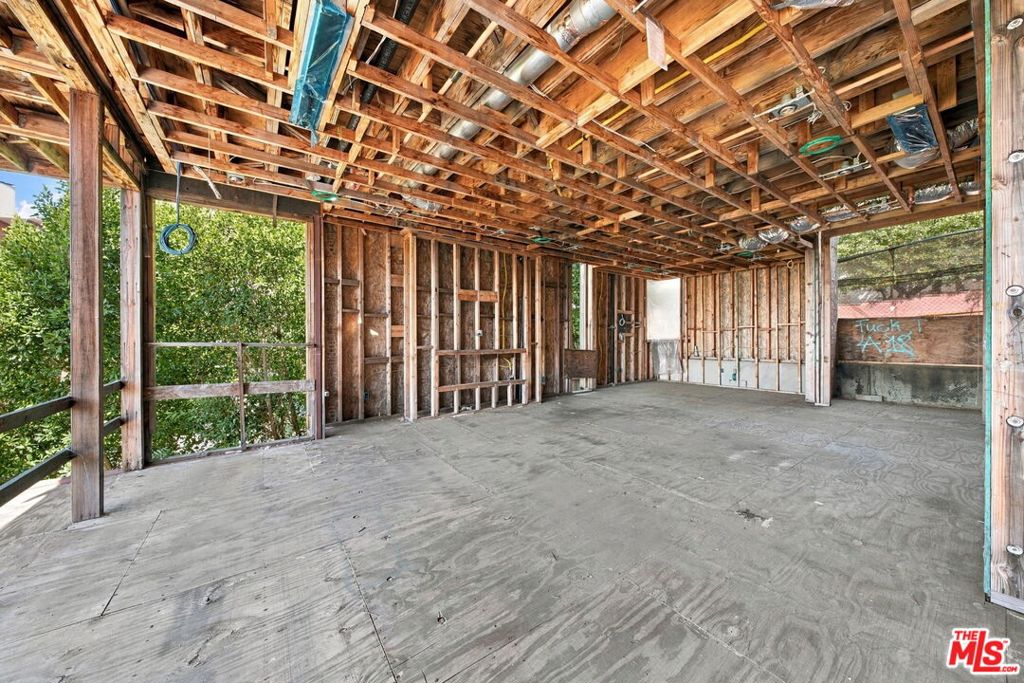 1688 Sunset Plaza Drive Property Photo 14