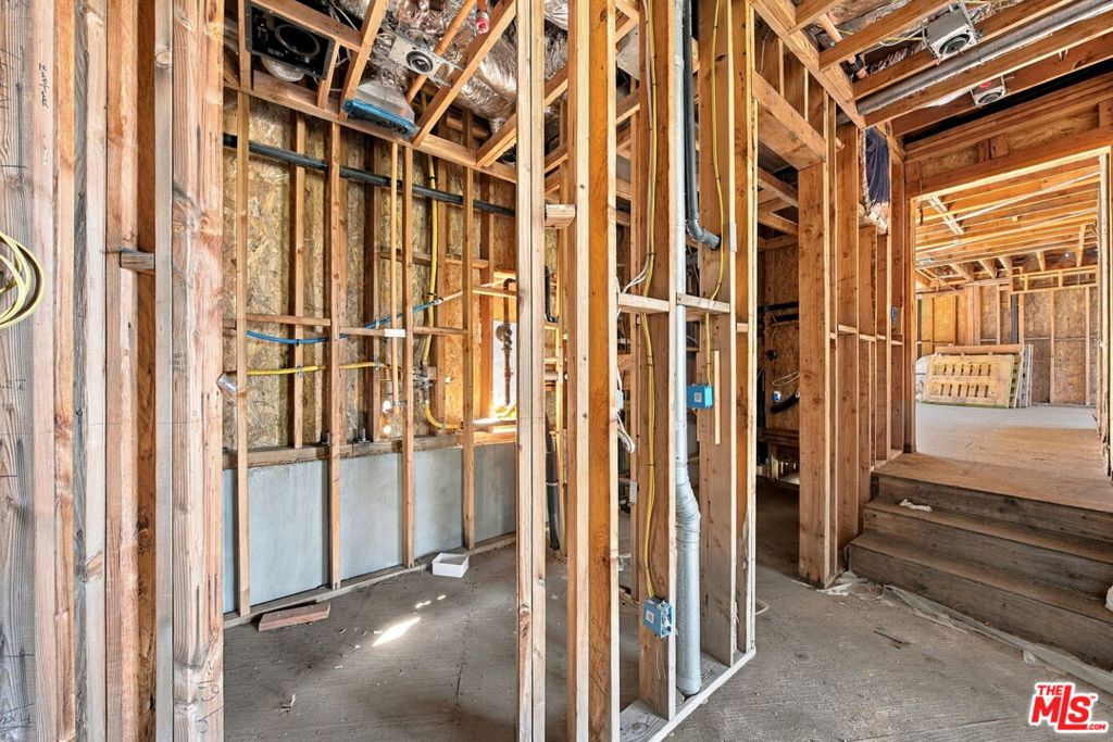 1688 Sunset Plaza Drive Property Photo 15