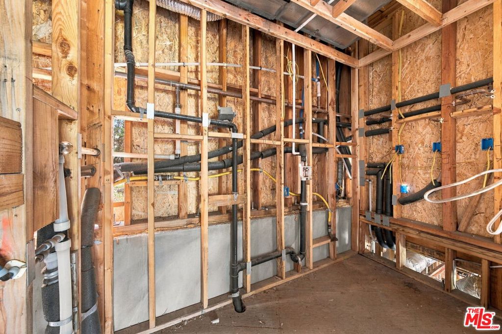1688 Sunset Plaza Drive Property Photo 16