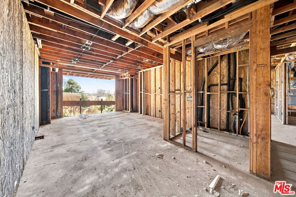 1688 Sunset Plaza Drive Property Photo 17