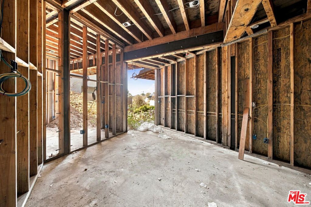 1688 Sunset Plaza Drive Property Photo 18