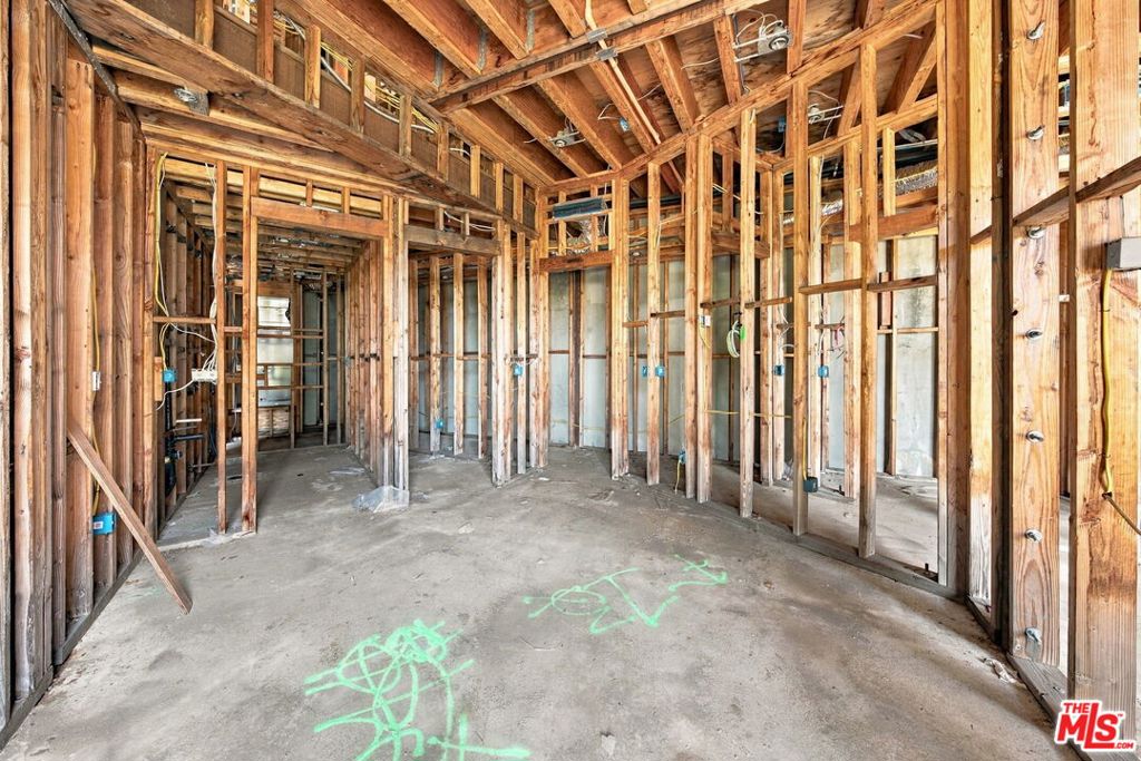 1688 Sunset Plaza Drive Property Photo 19