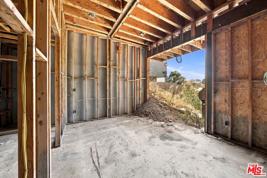 1688 Sunset Plaza Drive Property Photo 20