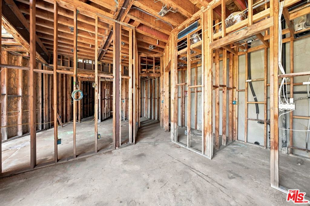 1688 Sunset Plaza Drive Property Photo 21