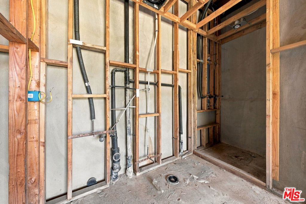 1688 Sunset Plaza Drive Property Photo 22