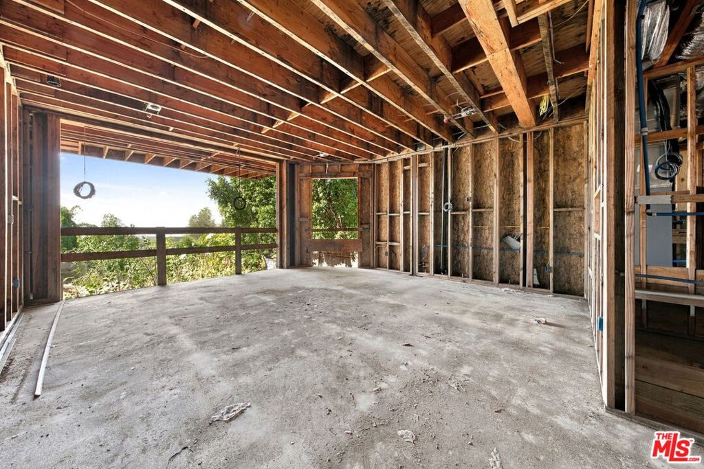 1688 Sunset Plaza Drive Property Photo 23