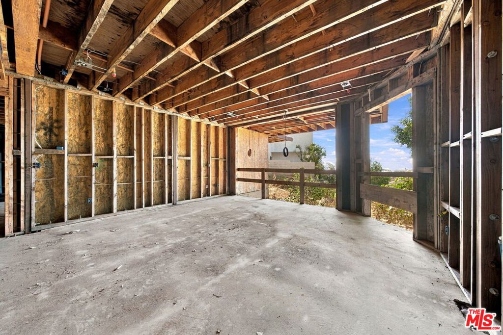 1688 Sunset Plaza Drive Property Photo 24