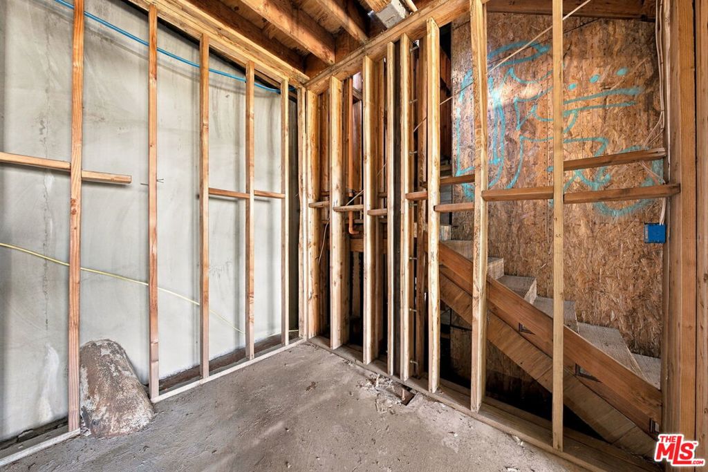 1688 Sunset Plaza Drive Property Photo 27