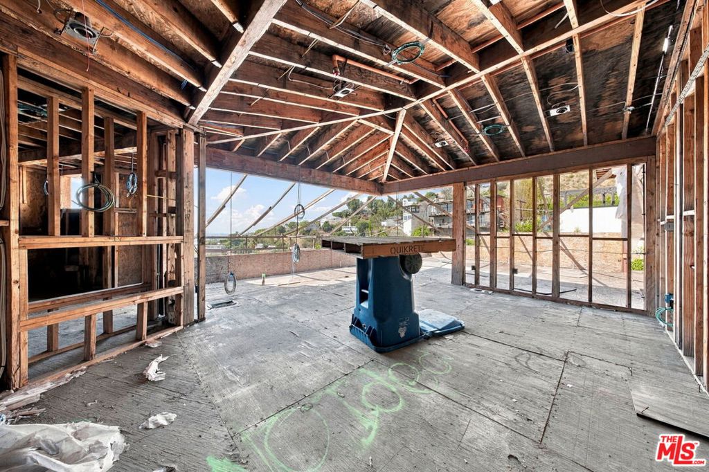 1688 Sunset Plaza Drive Property Photo 29