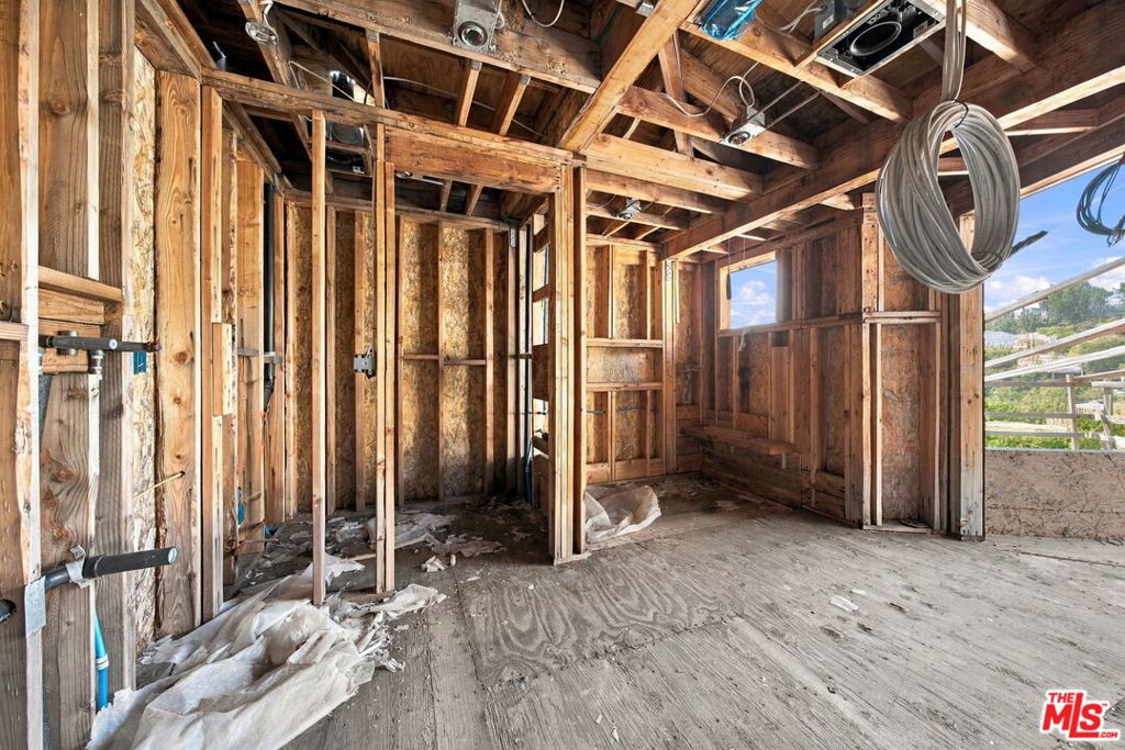 1688 Sunset Plaza Drive Property Photo 30
