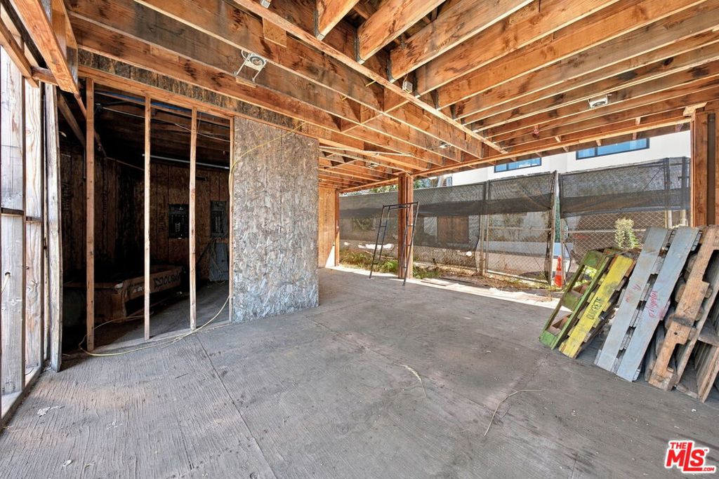 1688 Sunset Plaza Drive Property Photo 31