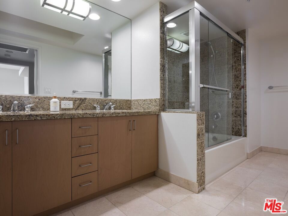 13700 Marina Pointe Drive 1615 Property Photo 3