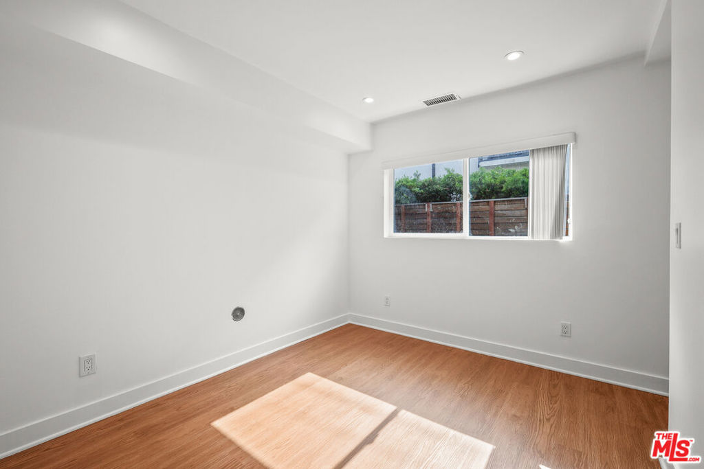 816 N Hobart Boulevard Property Photo 12