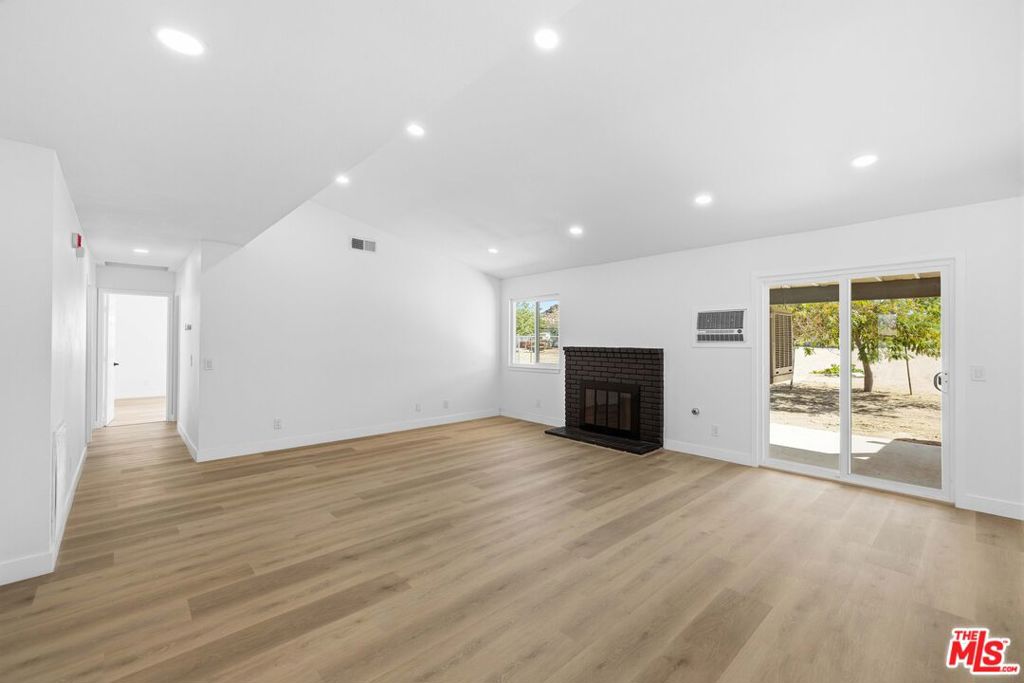 17124 Schollview Avenue Property Photo 3
