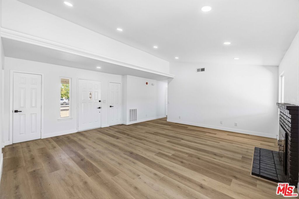 17124 Schollview Avenue Property Photo 4