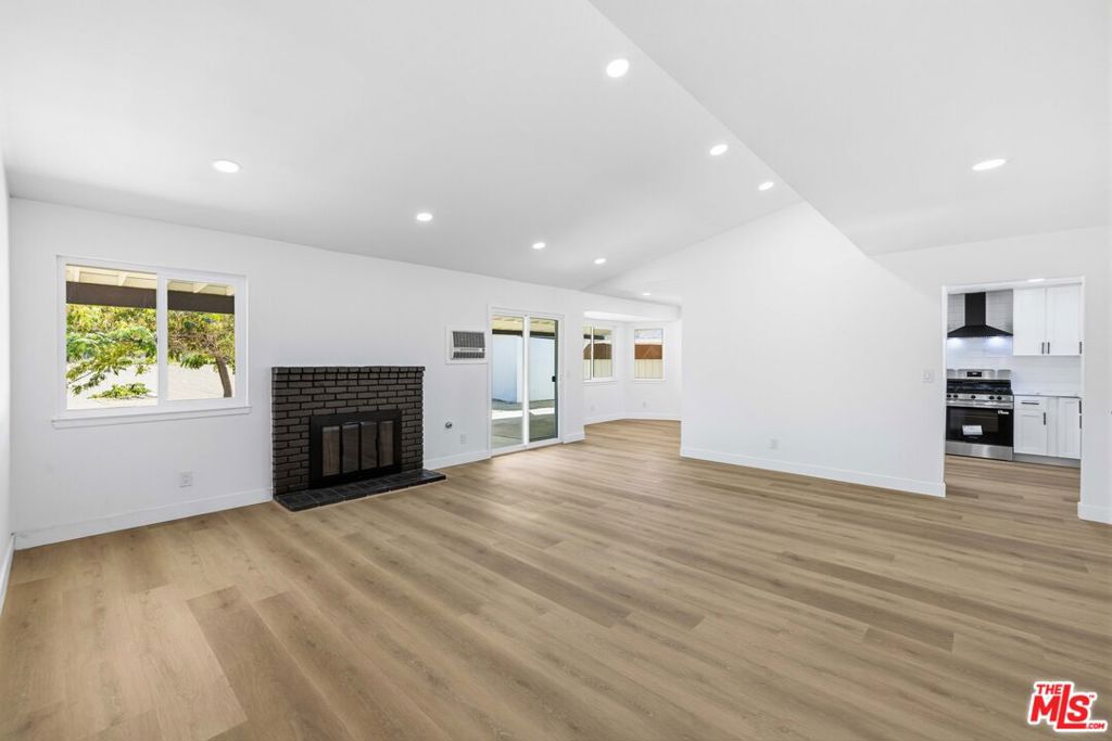 17124 Schollview Avenue Property Photo 5