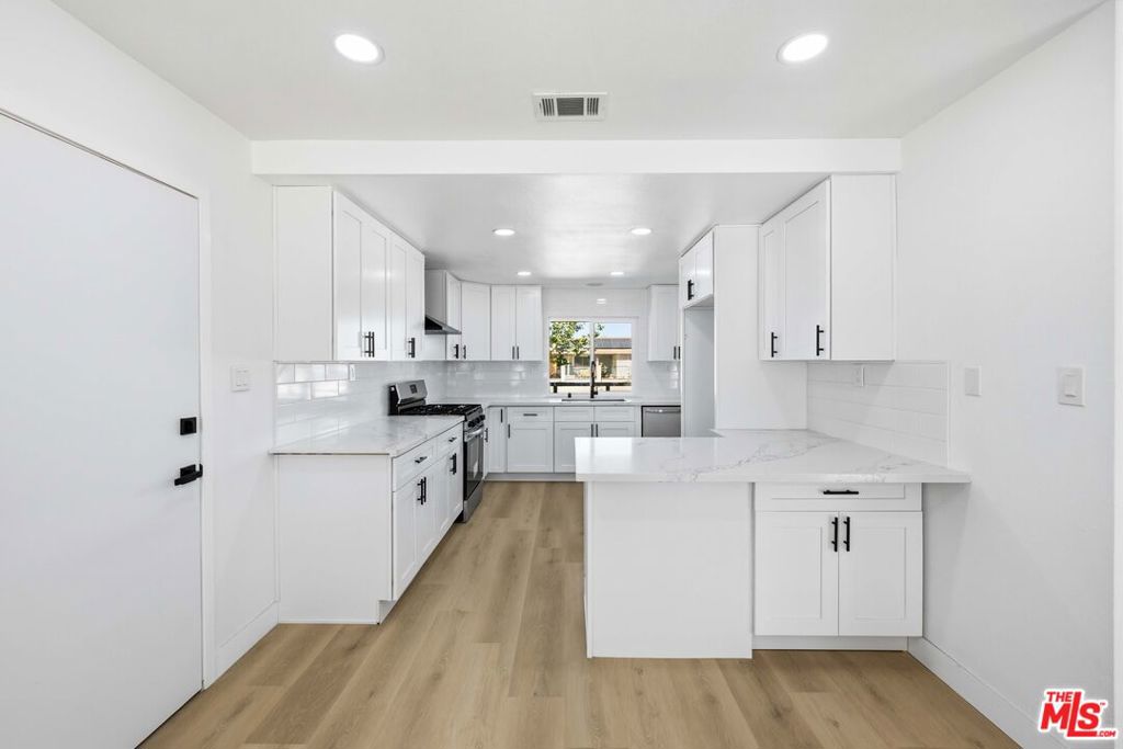 17124 Schollview Avenue Property Photo 8