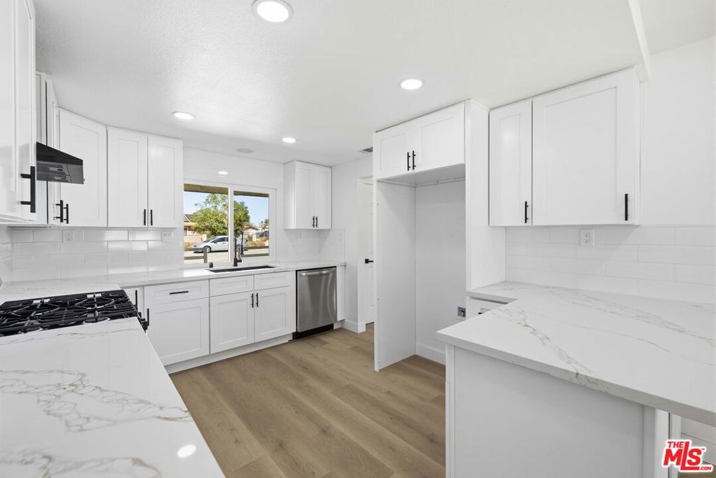 17124 Schollview Avenue Property Photo 9