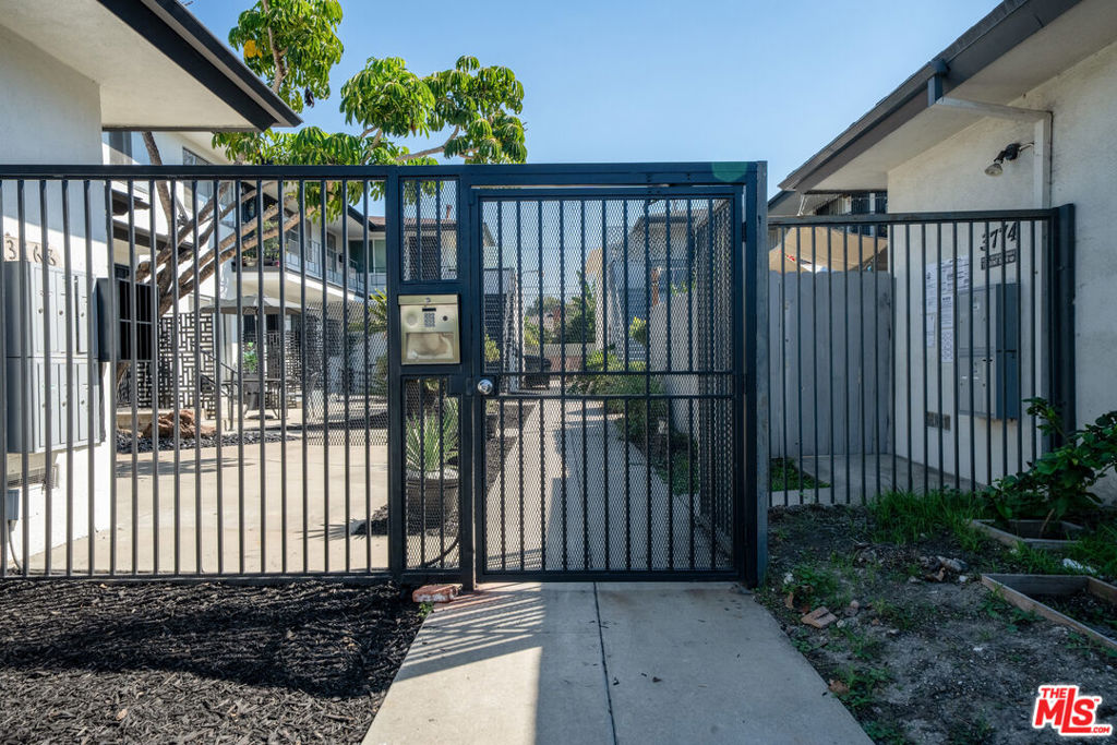 3768 S Bronson Avenue Property Photo 12