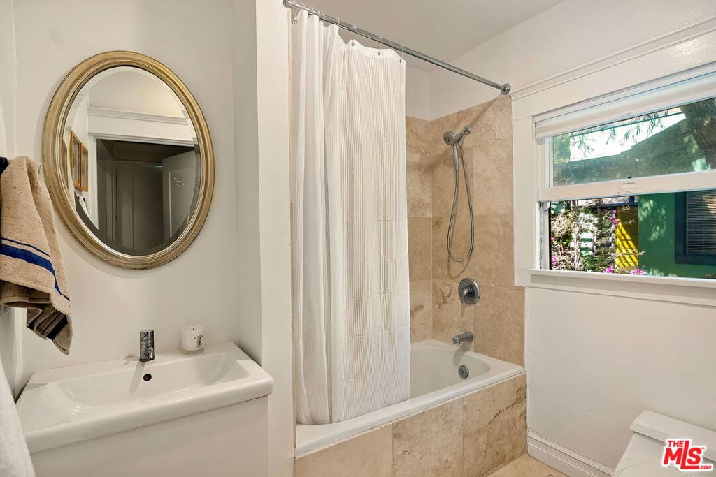 805 Crestmoore Place Property Photo 27