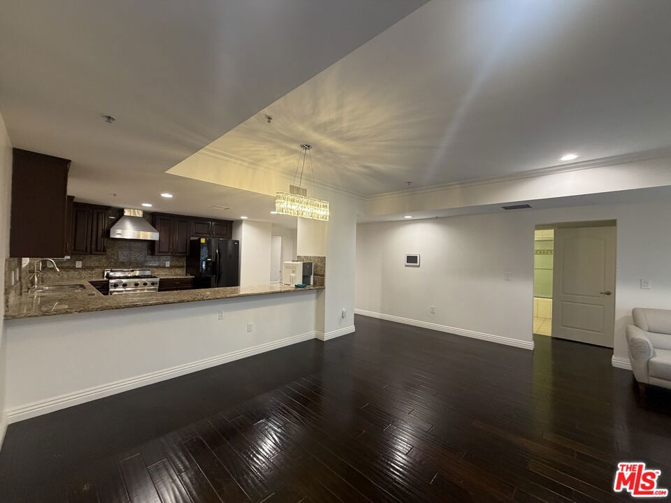 908 S Ardmore Avenue 302 Property Photo 2