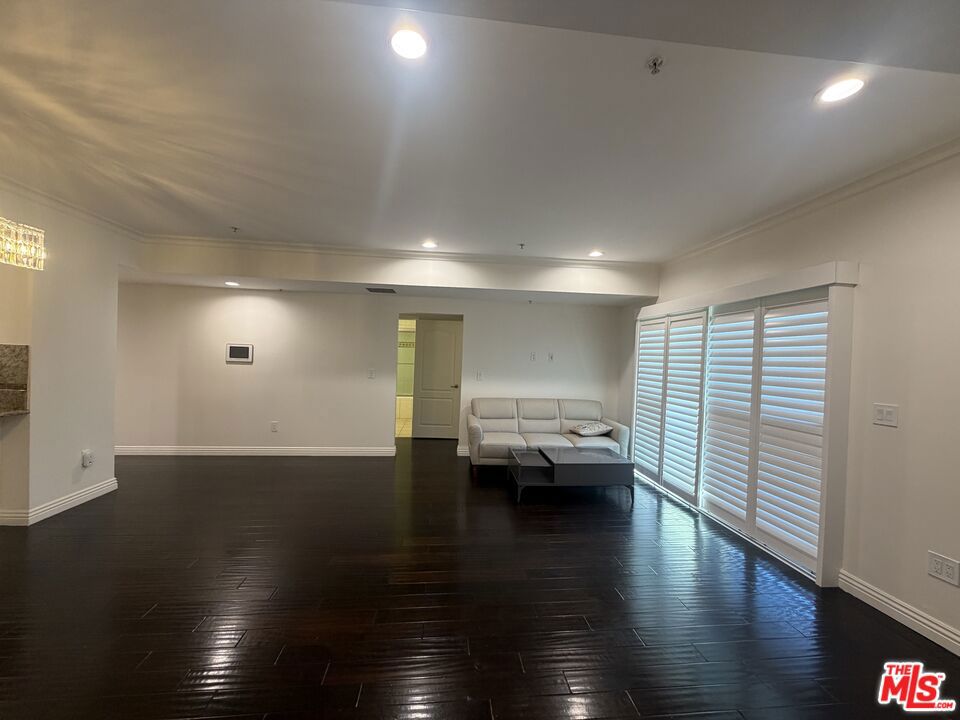 908 S Ardmore Avenue 302 Property Photo 3