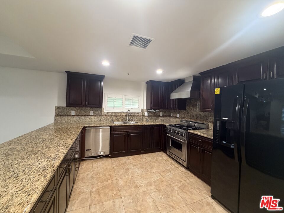 908 S Ardmore Avenue 302 Property Photo 4