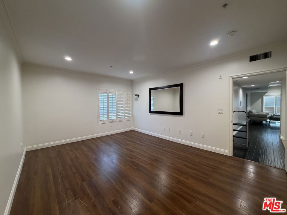 908 S Ardmore Avenue 302 Property Photo 5