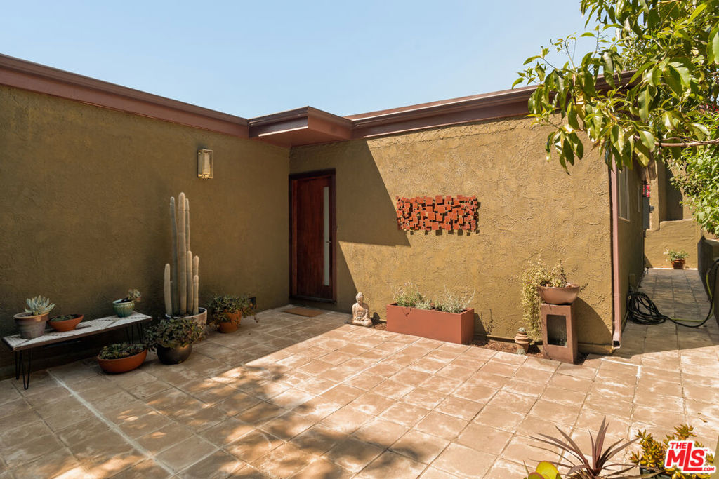 2415 Hines Drive Property Photo 3