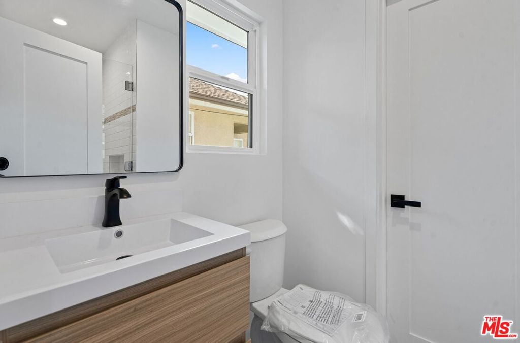 4955 Woodman Avenue Property Photo 21
