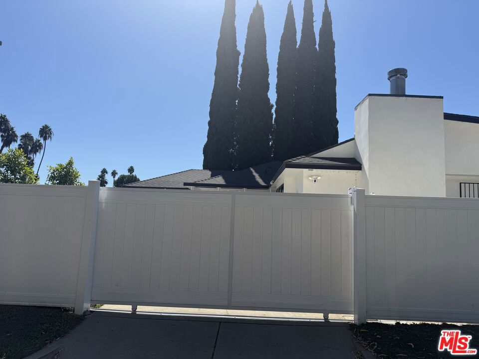4955 Woodman Avenue Property Photo 28