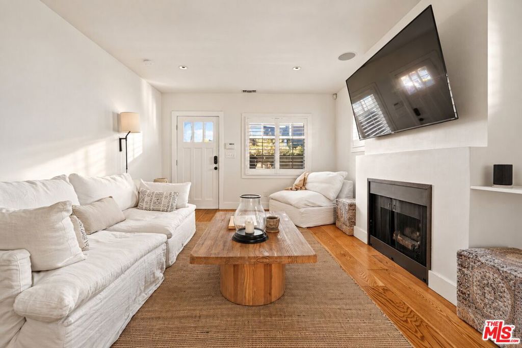 1605 Cabrillo Avenue Property Photo 2