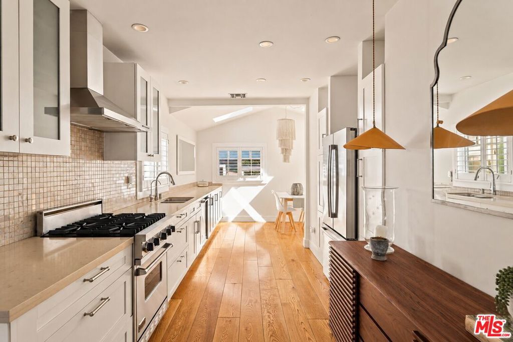 1605 Cabrillo Avenue Property Photo 4