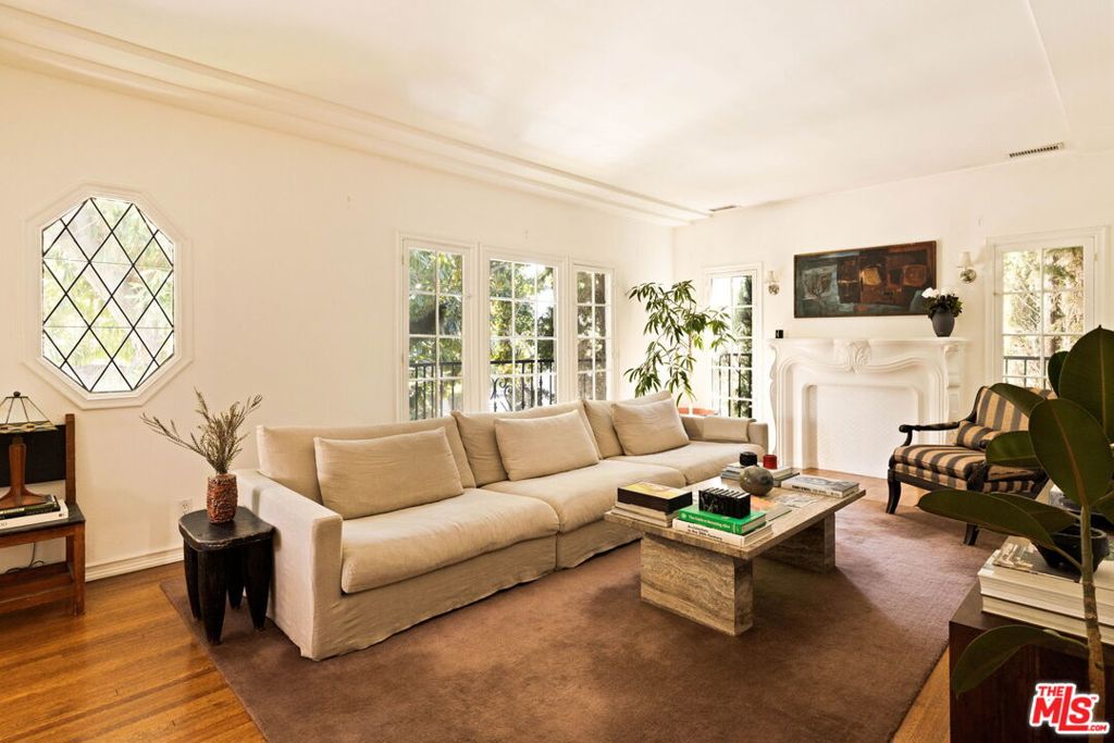 361 1/2 S Doheny Drive Property Photo 3