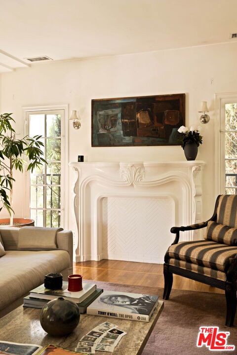 361 1/2 S Doheny Drive Property Photo 4