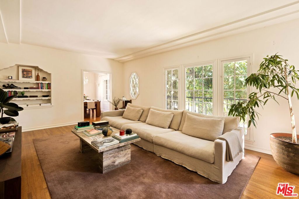 361 1/2 S Doheny Drive Property Photo 6