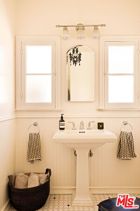 361 1/2 S Doheny Drive Property Photo 15