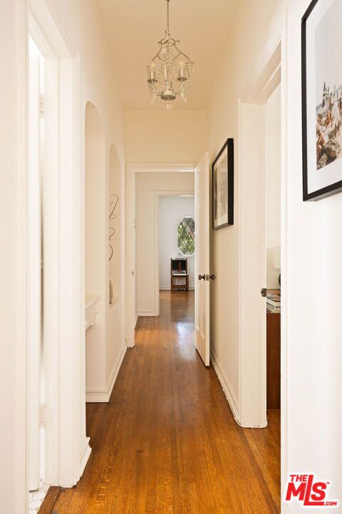 361 1/2 S Doheny Drive Property Photo 16