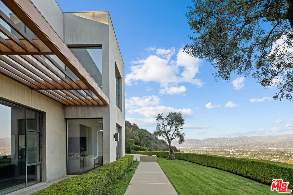 13449 Mulholland Drive Property Photo 3