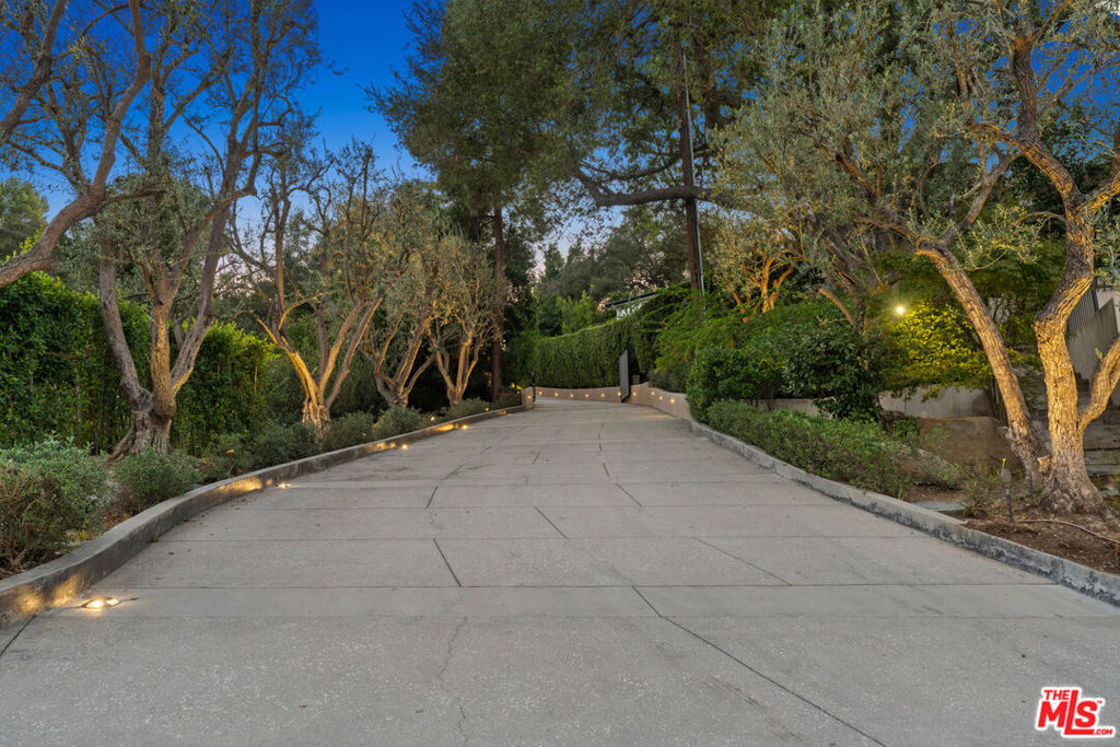13449 Mulholland Drive Property Photo 4