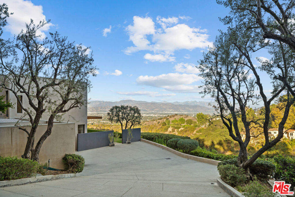 13449 Mulholland Drive Property Photo 5