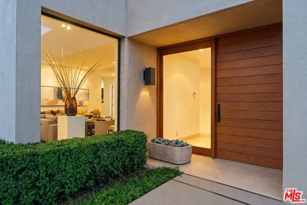 13449 Mulholland Drive Property Photo 8