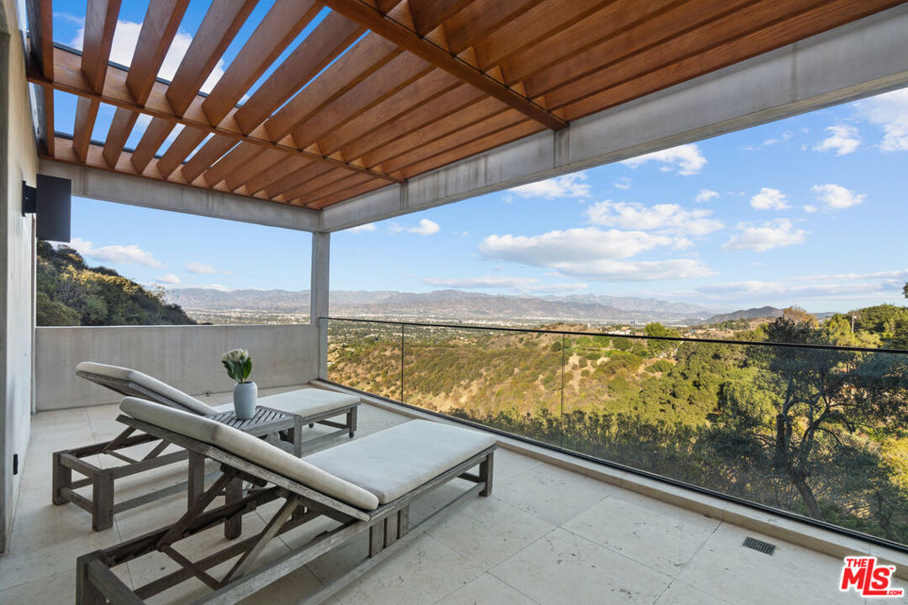 13449 Mulholland Drive Property Photo 38
